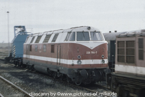 228 764 am 28.2.1995 in Halberstadt. ex DR 118 364, 1990 Umbau zu 118 764, LOB 1969, Fabriknummer 280173.