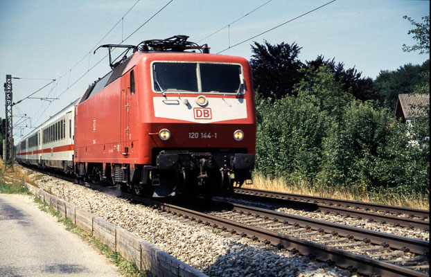 120 144 am 12-07-2002 bei Prien am Chiemsee mit IC 1081 nach Berchtesgarden