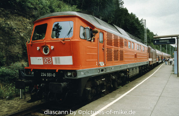 234 551 am 19.7.2002 als Vorspanne wegen Oberleitungsarbeiten in Bad Schandau vor 143 654 mit S1 97027
