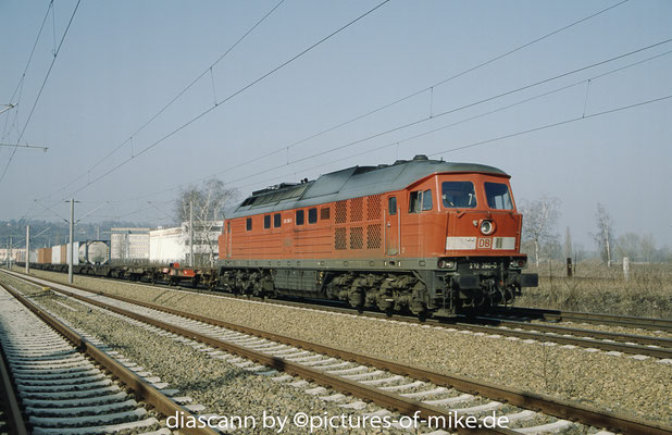 232 260 am 16.3.2003 in Pirna mit Containerzug
