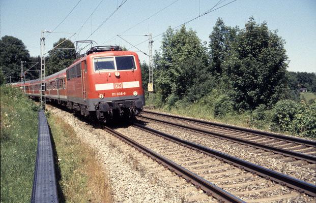 111 038 am 27.6.2002 bei Rimsting mit RE 31009 München - Freilassing