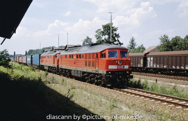 232 382 am 3.8.2003 + 232 494 in Arnsdorf mit einem Umleitergüterzug über Pirna nach CZ auf Grund von Streckensperrung wegen Bauarbeiten im Hbf. Dresden