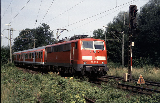 111 172 am 30.6.2002 in Übersee am Chiemsee mit RE 31001 München - Salzburg