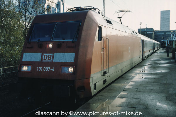 101 097 am 13.11.2004 in Hamburg-Altona mit IC 2375 Hamburg - Karlsruhe