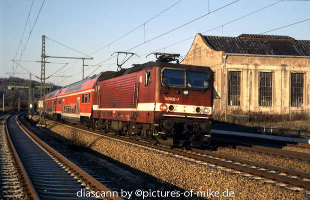 143 010 am 10.12.2002 mit S1 (97027) in Pirna