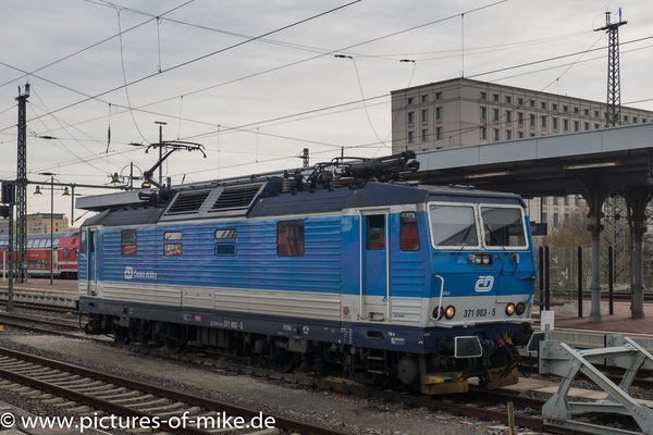 371 003 am 23.11.2017 abgestellt in Dresdem-Hbf.