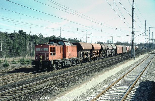 298 081 / LEW 11919, 1968 am 21.3.2003 mit Güterzug in Hosena. ex 110 081, Umbau 1992 in 298 081.