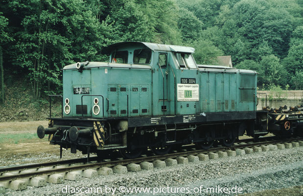 F-Nr. 10943 / 1965: ITL 106 004 (1. Besetzung) am 10.5.2003 bei Mühlbach mit Bauzug zur Beseitigung der Schäden nach dem Hochwasser 2002. Auslieferung an an BKW Braunkohlekraftwerk Borna WL 21