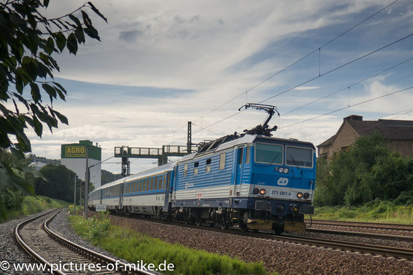 371 001 am 4.8.2016 in Pirna mit EC 177 Hamburg-Altona . Prag