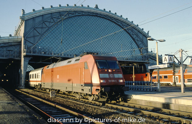 101 030 am 17.1.2002 in Dresden Neustadt mit IC 2140 Dresden - Dortmund