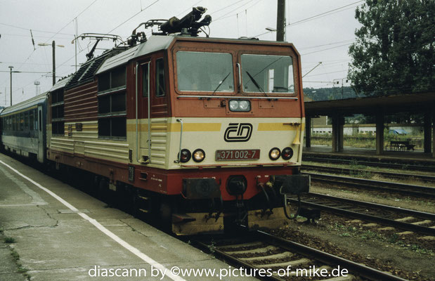 371 002 am 19.7.2002 mit EC 171 in Bad Schandau