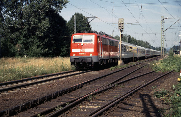 111 044 am 9.7.2002 durchfährt als BR 120 Ersatz den Bahnhof Übersee mit dem IR 2092 Salzburg - München