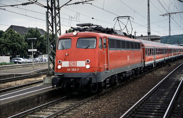 110 383 am 05.06.2002 in Bruchsal mit RB 23032 Karlsruhe - Saarbrücken
