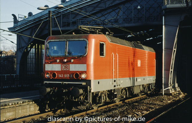 143 917 am 17.01.2002 mit RE 17449 Leipzig - Dresden in Dresden Neustadt