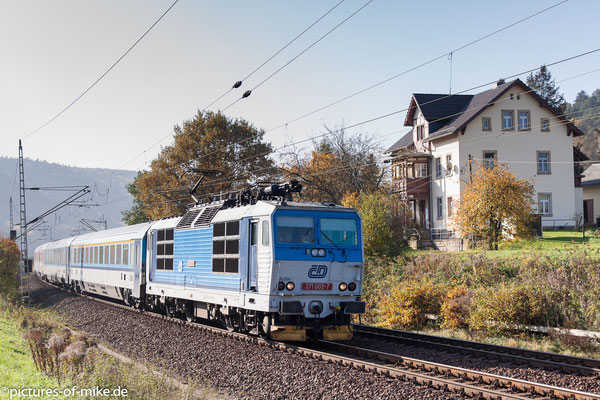 371 002 am 31.10.2015 mit EC 176 Brno - Hamburg bei Rathen