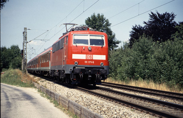 111 171 am 12.07.2002 in Prien am Chiemsee mit RE 31007 München - Salzburg
