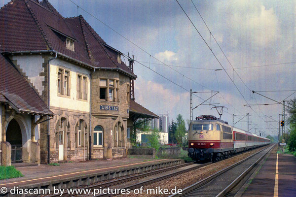 103 133 am 17.4.1999 mit einen IC zwischen Heidelberg und Stuttgart im Bhf. Ubstadt-Weiher