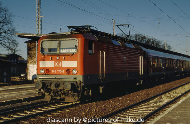 143 173 am 17.01.2003 mit RB 17231 Hoyerswerda - Dresden in Ruhland