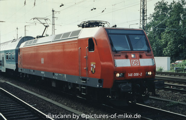 146 006 am 05.6.2002 in Mannheim Hbf. mit Leerreisezug nach Ludwigshafen