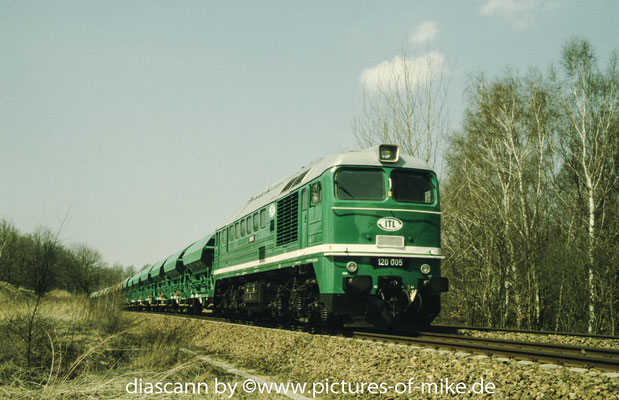 ITL 120 005 (ex PKP ST 44-197) am 10.4.2003 zwischen Radeberg und Arnsdorf. Lugansk 1971, Fabriknummer 1147