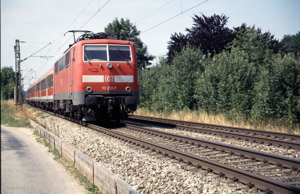 111 212 am 12.7.2002 in Prien am Chiemsee mit RE 31011 München - Salzburg