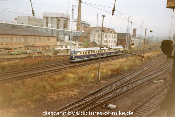 Durchfahrt eines SVT aus DSA in Richtung Dresden vor der damals fast noch komplette Kulisse der "Zelle". (vermutlich am 07.10.1994)