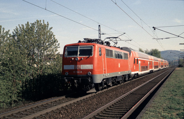 111 102 am 16.4.2003 in Lützelsachen mit RB 15249 Frankfurt - Heidelberg