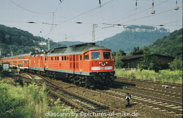 234 116 am 08.2002 in Königstein als Vorspanne wegen Oberleitungsarbeiten vor 143 355 mit S1 97027