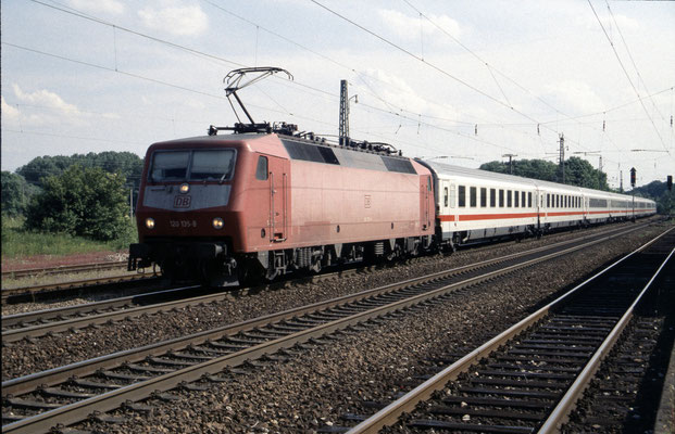 120 135 am 04.06.2002 durchfährt Wiesloch-Waldorf mit IC 516 Stuttgard - Münster