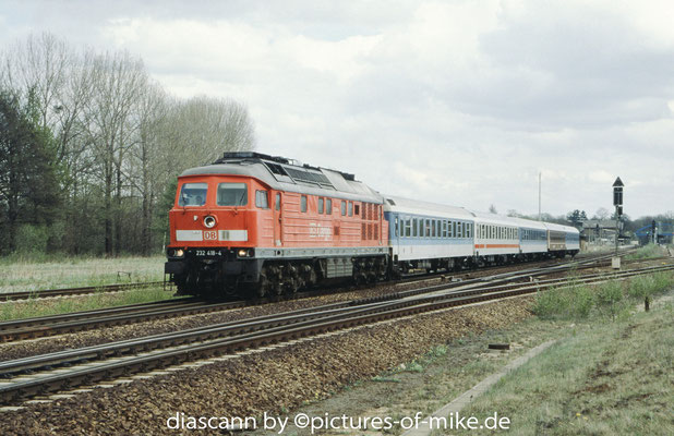 232 418 am 27.4.2003 in Arnsdorf mit IR 454 Wroclaw - Görlitz - Dresden