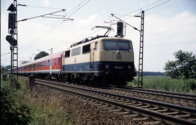 111 029 am 27.06.2002 bei Übersee am Chiemsee mit RE 31016 Salzburg - München