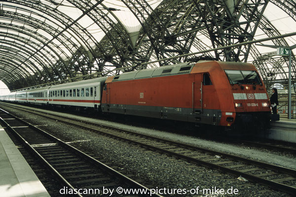 101 039 am 3.5.2009 auf dem Hauptbahnhof in Dresden mit EC 176 Brno - Hamburg