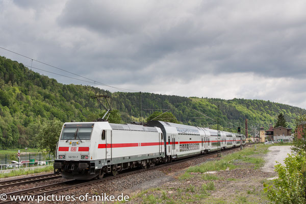 Lok 146 551  schiebt die Überführung des Zuges nach Bad Schandau in Königstein