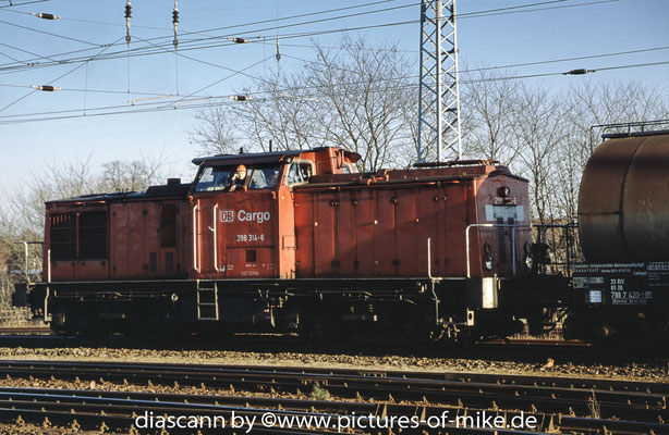 298 314 / LEW 17842, 1982 am 17.1.2003 mit Übergabezug in Ruhland. ex 111 014, Umbau 1992 in 298 314
