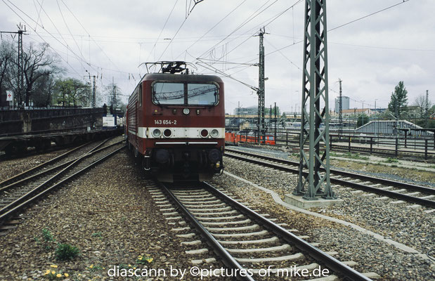 143 654 am 24.04.2002 mit S1 97041 in Dresden Hauptbahnhof