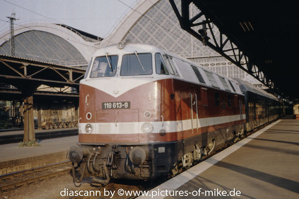 118 613 am 30.8.1991 in Dresden-Hbf. mit Zug 13933 nach Arnsdorf. LOB 1966, Fabriknummer 280013, ex 118 213.
