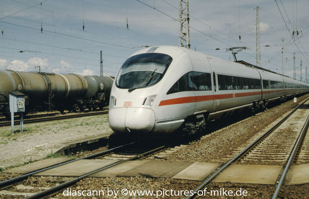 411 514 am 29.5.2002 durchfährt den Bahnhof Großkorbetha