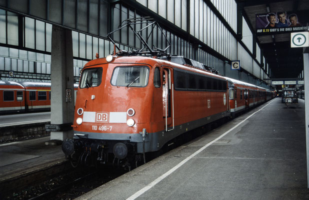 110 496 am 01.05.2002 in Stuttgart mit RE 19158