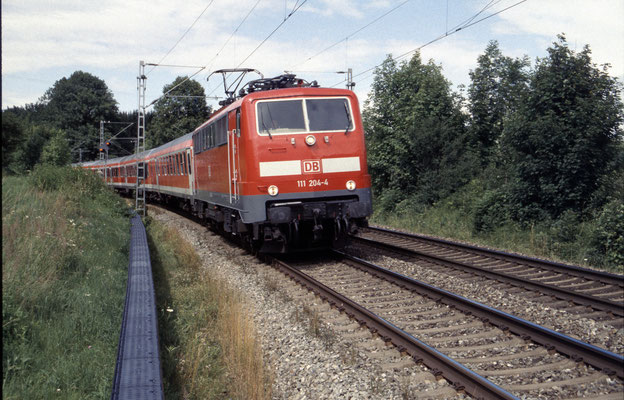 111 204 am 04.07.2002 bei Rimsting mit RE 31011 München - Salzburg