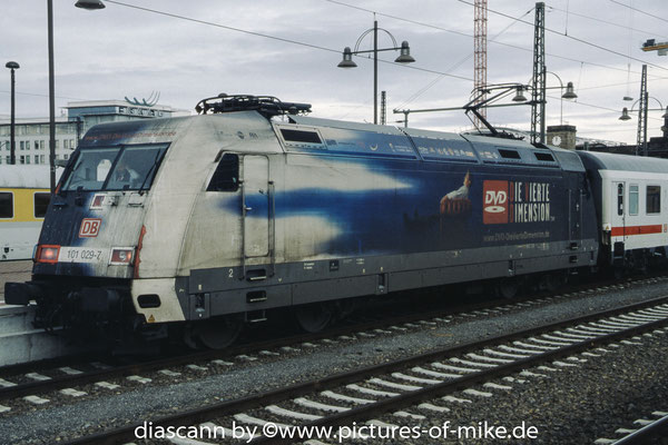 101 029 am 8.4.2005 in Dresden-Hbf. mit IC 2572 Dresden - Kiel
