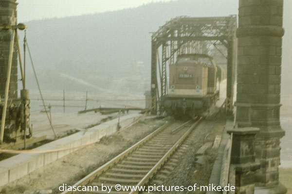 112 562 / LEW 13880, 1973 am 30.11.1986 letzten Betriebstag der alten Elbbrücke bei Bad Schandau.