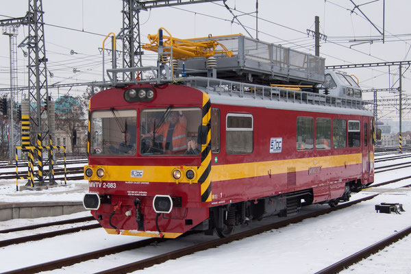 MVTV 2-083 ein zum ORT umgebauter 810-er am 29.12.2010 in Praha Hbf.