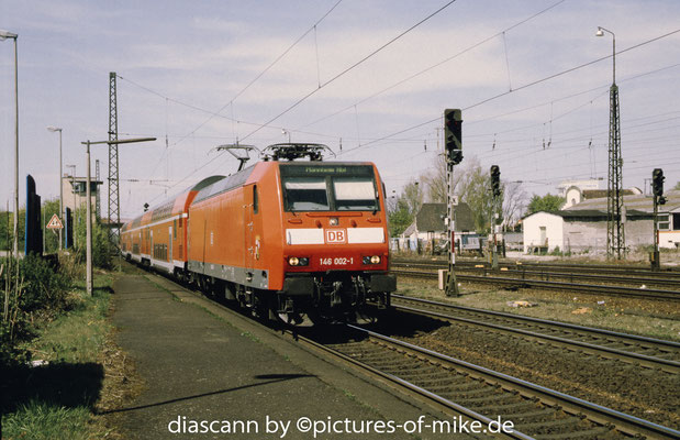 146 002 am 16.4.2003 in Ludwigshafen-Oggersheim mit RB 29643 Mainz - Mannheim