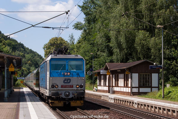 371 002 am 28.6.2015 mit EC 175 Hamburg - Budapest in Krippen