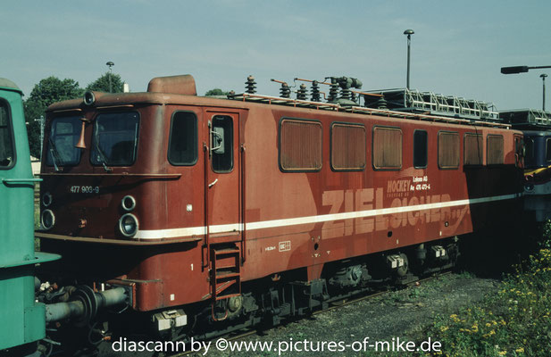 ex DR 242 133 / MThB 477 903 am 2.8.2003 in Ebersbach. LEW 1967, Fabriknummer 11649, später WAB 52 (1.) Zum Zeitpunkt der Aufnahme befand sich die Lok bereits im Besitz der WAB und wurde hier gerade mit den anderen zur Aufarbeitung nach Nymburk überführt.