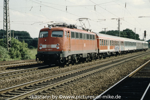 110 458 am 4.6.2002 in Wiesloch-Walldorf mit RB 23046 Karlsruhe - Saarbrücken