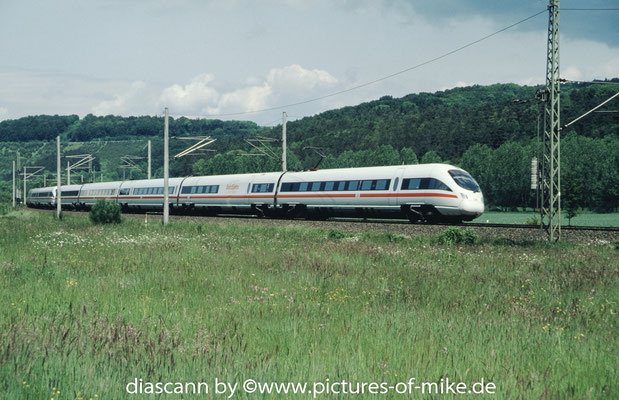 415 004 am 31.5.2002 bei Stedtfeld / Eisenach mit ICE von Frankfurt nach Dresden