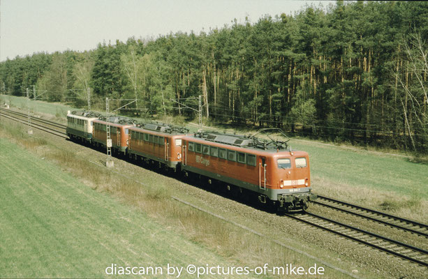 150 166 am 16.4.2003 bei Graben Neudorf mit 3x BR 140 im Schlepp von Mannheim nach Karlsruhe