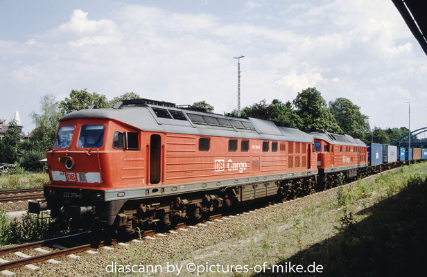 232 376 am 3.8.2003 in Arnsdorf + 232 653 als Schiebeloks mit einem Umleitergüterzug über Pirna nach CZ auf Grund von Streckensperrung wegen Bauarbeiten im Hbf. Dresden