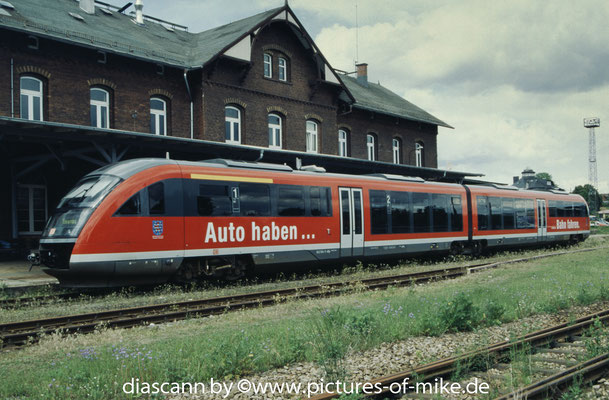642 004 / 504 am 30.5.2002 als RB 16799 mit Werbung "Auto haben - Bahn fahren"